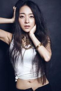 沈丹丹个人资料多大,才华横溢的年轻艺术家，揭秘她的成长之路